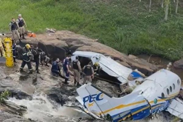 Urgente: avio com Marlia Mendona cai no interior de MG