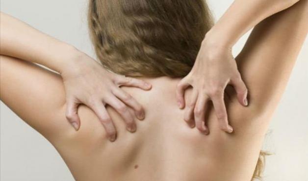 6 cuidados que evitam espinhas nas costas