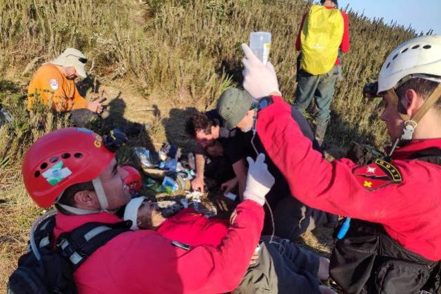 Com operao complexa, Corpo de Bombeiros resgata homem perdido por seis dias no Pico Paran