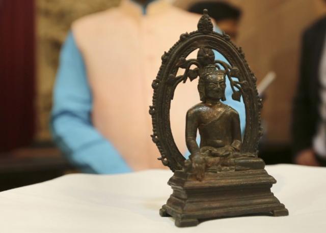 Polcia britnica devolve esttua de Buda  ndia 57 anos aps roubo