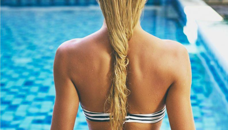 Banho de vinagre reparador para salvar os cabelos do cloro da piscina: como fazer?