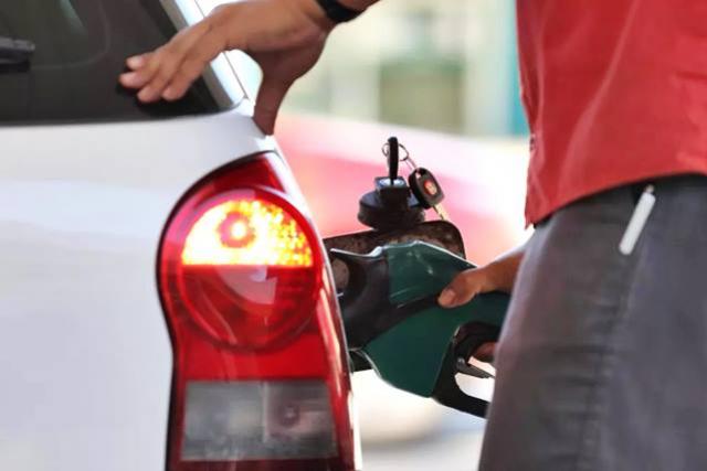 Petrobras reduz preço da gasolina pela primeira vez no ano a partir de quarta-feira, 20