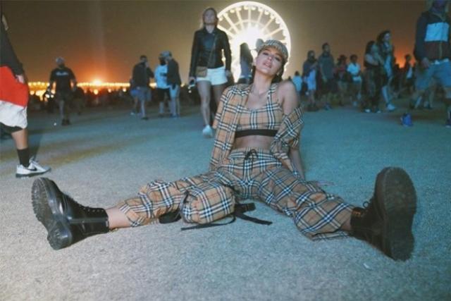 Bruna Marquezine curte Coachella com look de R$ 19,1 mil