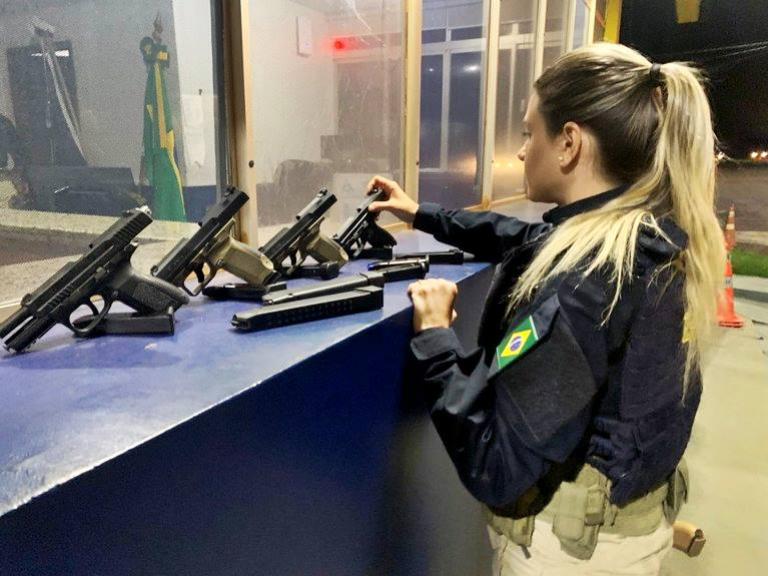 PRF apreende pistolas turcas e drogas na fronteira no Paraná