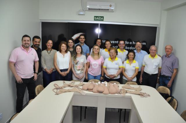 Rotary Clube Londrina, Aeroporto fez a doao de 100 prteses mamrias para a Santa Casa de Campo  Mouro