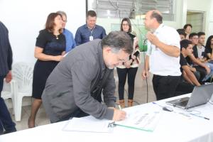 Prefeito participa de assinatura de ordem de servio para melhorias no Colgio Marechal Rondon