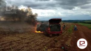 Carro fica destrudo aps incndio em Formosa do Oeste