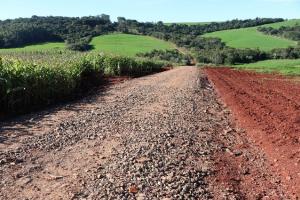 Readequao de estradas rurais em fase de concluso em Campo Mouro