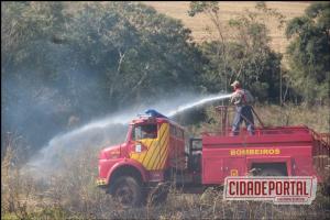 Bombeiros de Campo Mouro controlam incndio que atingiu lavoura de milho da fazenda Indai, na sada para Farol