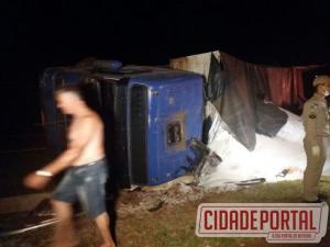Uma carreta carregada de arroz tombou prximo ao viaduto da BR-158 em Campo Mouro