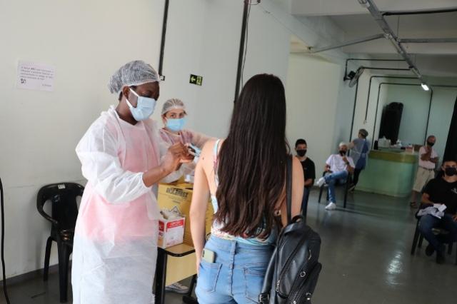 Vacina contra Covid-19 prossegue para adolescentes com 13 anos nascidos at maio em Campo Mouro
