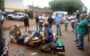 Acidente entre caminho e moto deixa jovem gravemente ferido em Campo Mouro