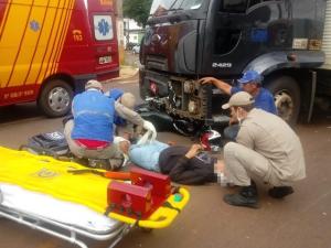 Acidente entre caminho e moto deixa jovem gravemente ferido em Campo Mouro