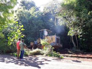 Municpio de Campo Mouro promove limpeza nos fundos do Jardim Maria Barleta