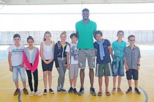 Atleta de Seleo Brasileira de Voleibol visita Campo Mouro