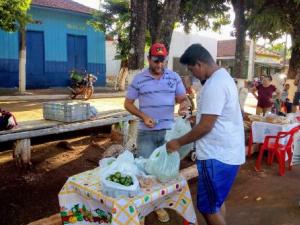 Barbosa Ferraz entrega barracas para feirantes