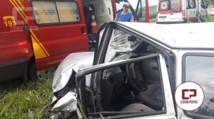 Coliso frontal entre dois veculos na PR-558 entre Campo Mouro e Araruna deixa uma pessoa gravemente ferida