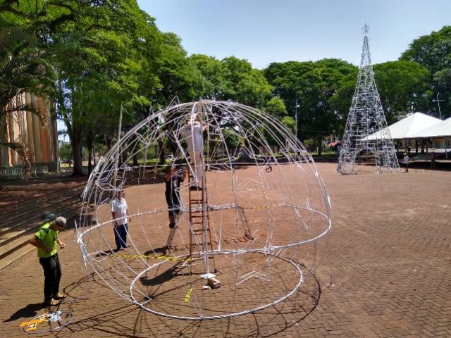 Começa a instalação da árvore de Natal, com 14 metros na praça São José em  Campo Mourão - Campo Mourão | Cidade Portal | O seu PORTAL de NOTICIAS de  Campo Mourão.