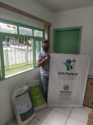 IDR-Paraná repassa sementes de aveia para produtores de gado de leite de Iretama
