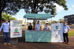 Feirantes de Barbosa Ferraz recebem barracas do Projeto Coopera Paran
