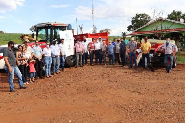 Associação de agricultores de Barbosa Ferraz recebe implementos agrícolas do Coopera Paraná