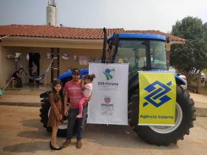 Instituto de Desenvolvimento do Paran promoveu entrega de mais um trator em Iretama