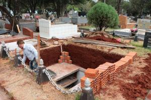 Construes e reformas no Cemitrio Municipal de Campo Mouro s at sexta-feira, 22