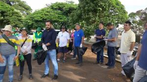 Servidores municipais de Campo Mouro em mutiro contra dengue em espaos pblicos