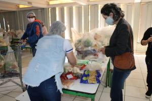 Educao de Campo Mouro entrega alimentos e mscaras nas unidades de ensino