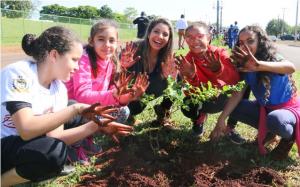 Alunos do CAIC participam de atividade ambiental em comemorao ao dia da rvore em Campo Mouro