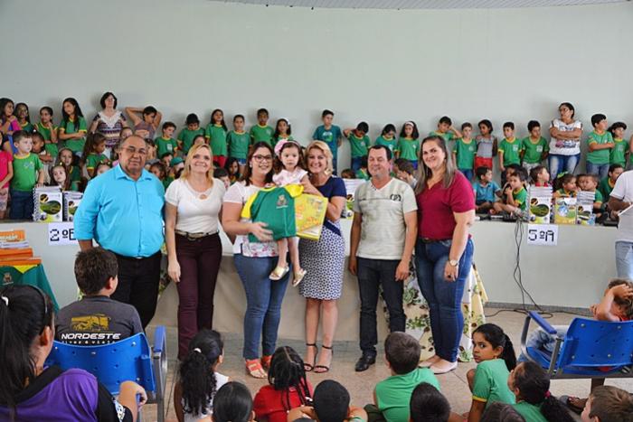 Prefeitura de Farol entrega material pedaggico e uniforme aos alunos da rede municipal de ensino