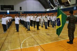 Jovens dispensados do Servio Militar prestam juramento  Bandeira em Campo Mouro