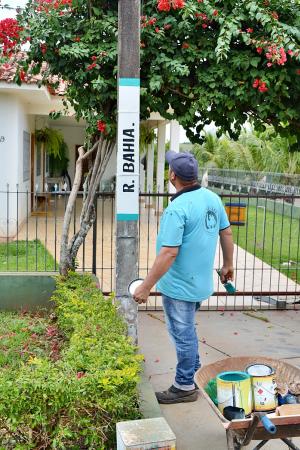 Secretaria de Obras de Farol inicia trabalhos de pinturas em postes com nomes de ruas