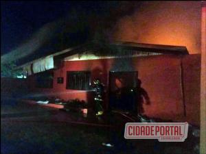 Bar Paulista foi destrudo durante incndio na noite deste sbado, 25, em campo Mouro