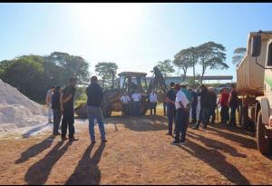 Agricultores de Barbosa Ferraz estão recebendo calcário
