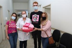 CAPS AD de Campo Mourão entrega "mimos" para mulheres em tratamento de câncer