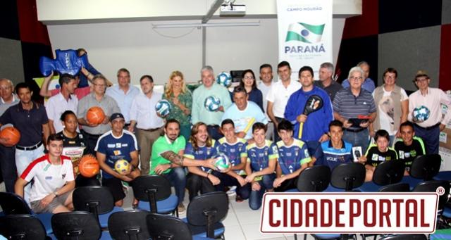 Municpio de Campo Mouro recebe materiais esportivos da Secretaria de Esportes do Paran