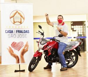 Ao entre Amigos: Casa das Fraldas de Campo Mouro realizou a entrega da moto sorteada