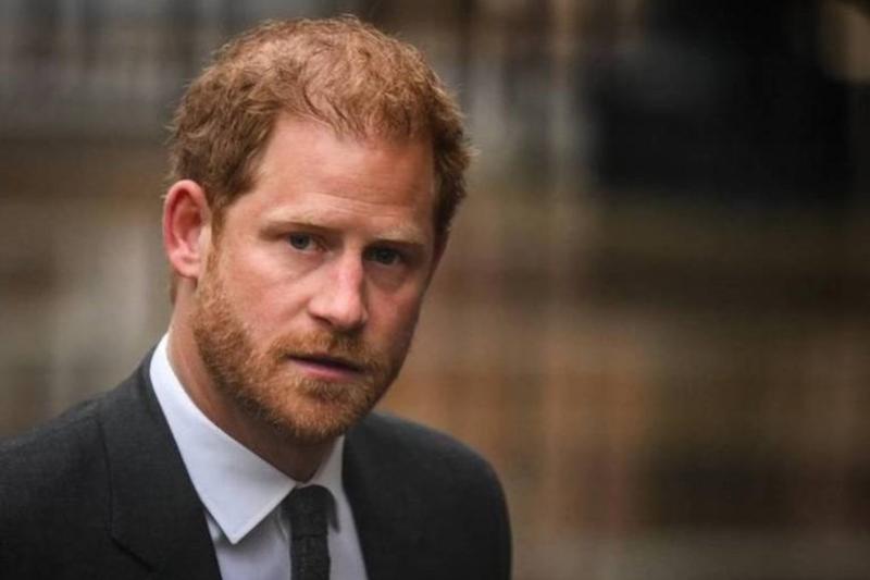 Príncipe Harry é condenado a indenizar tabloide britânico em R$ 300 mil