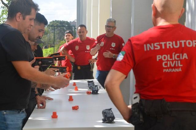 Polícia Civil do Paraná capacita servidores e entrega armas de choque