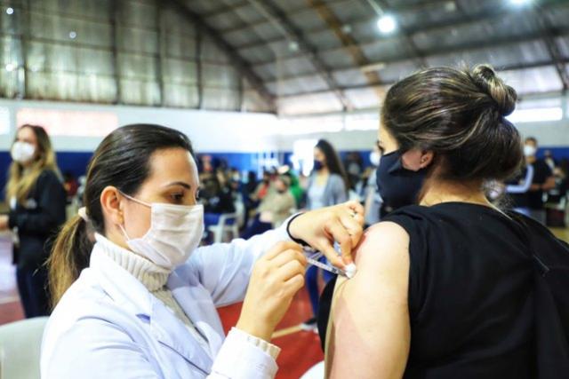 Procura pela vacina contra Covid-19 cai e Saúde alerta para necessidade de imunização