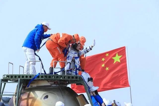 Astronautas chineses retornam à Terra após seis meses