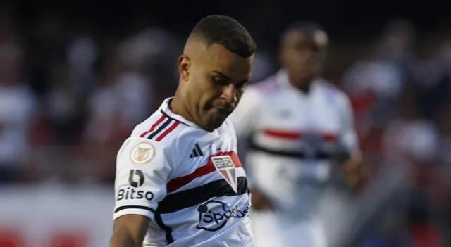 Alisson deixa jogo contra o Athletico com dores e vira dúvida no São Paulo para pegar o Cruzeiro