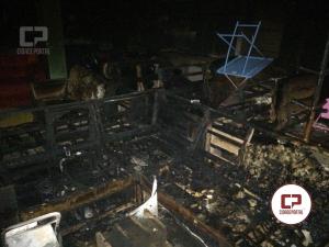 Incndio em loja de mveis na Bento Munhoz mobiliza Bombeiros e Polcia Militar em Goioer