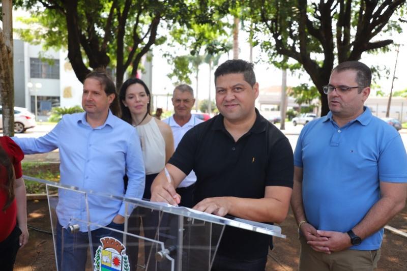 Valtinho e Micheletto entregam veículos e computadores com investimento aproximado de R$ 1 milhão