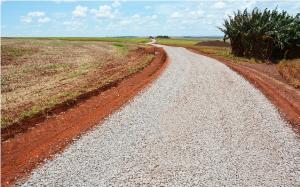 Estrada São Pedro recebe 13 quilômetros de pedra brita