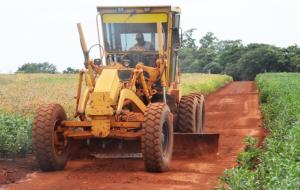 Municpio de Assis investe na manuteno de estradas para escoamento da produo