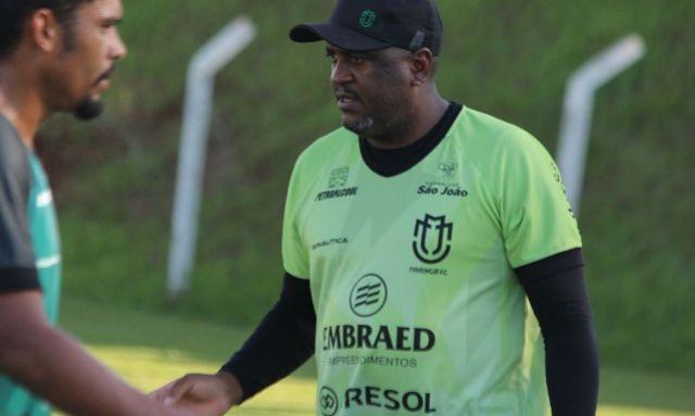 Ex-segurança, treinador quer surpreender Coritiba na final paranaense