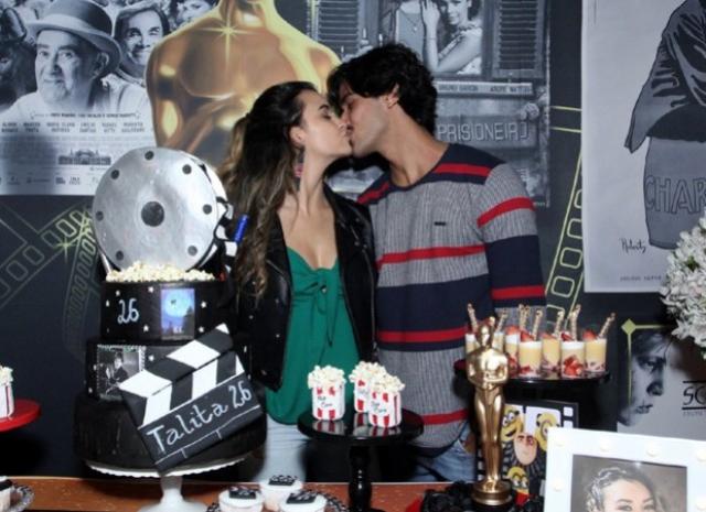 Talita Younan festeja aniversrio e troca beijos apaixonados com o namorado