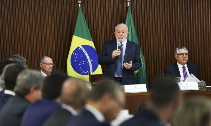 Perdas com ICMS: "Vamos ter que discutir", diz Lula a governadores